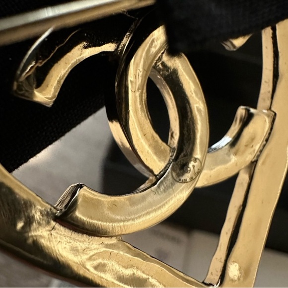 CHANEL 2022P GOLD HEART METAL BROOCH GOLDEN WITH CC LOGO NIB - Picture 3 of 6